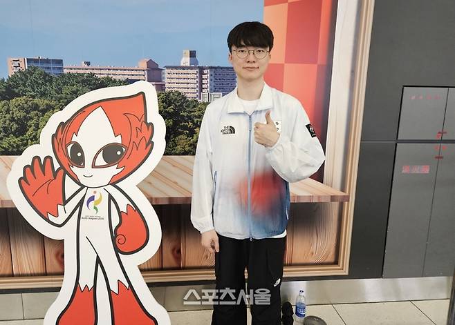 LoL 대표팀 ‘페이커’ 이상혁이 26일 일본 아이치현 도코나메시 나고야 중부국제공항을 통해 입국한 후 스포츠서울과 인터뷰를 마치고 포즈를 취하고 있다. 도코나메 | 강윤식 기자 skywalker@sportsseoul.com