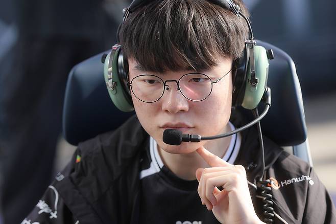 ‘페이커’ 이상혁이 19일 부산 영화의전당에서 열린 베트남과 평가전에 앞서 세팅하고 있다. 사진 | 한국e스포츠협회