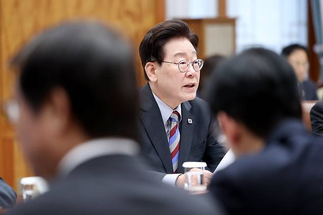 이재명 대통령이 29일 청와대에서 열린 메가프로젝트 제3차 민관합동 점검회의에 발언하고 있다. 청와대통신사진기자단