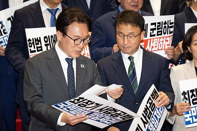 김민석 더불어민주당 대표와 한병도 원내대표가 지난달 22일 서울 여의도 국회에서 열린 조희대 대법원장, 대법관 재제청 요구 거부 관련 규탄대회에서 대화하고 있다. 뉴스1