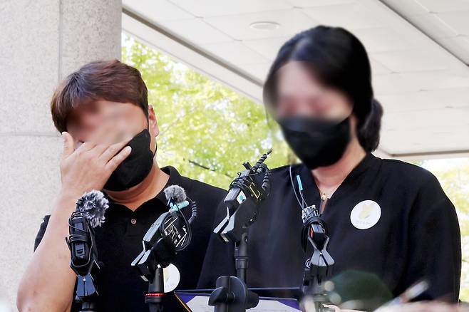 장윤기 '무기징역' 선고...입장 밝히는 이채원 양 유족 (전남광주=연합뉴스) 정다움 기자 = '여고생 살해범' 장윤기(23)에게 무기징역이 선고된 30일 오후 광주지방법원 앞에서 고(故) 이채원 양의 유족이 선고 결과에 대한 입장을 밝히고 있다. 2026.9.30 daum@yna.co.kr (끝)