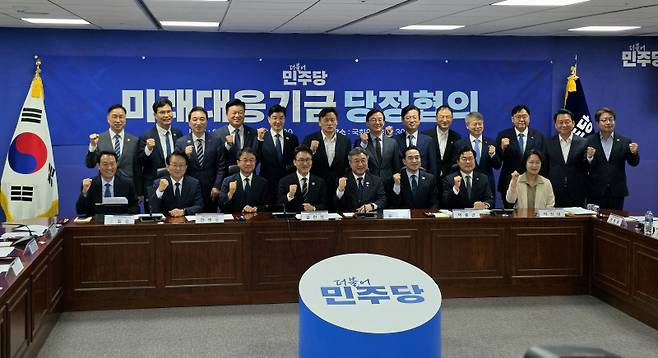 ▲ 더불어민주당 김민석 대표가 29일 국회 의원회관에서 열린 미래대응기금 당정협의에서 우상호 강원도지사 등 참석자들과 함께 기념 촬영을 하고 있다. 이세훈 기자
