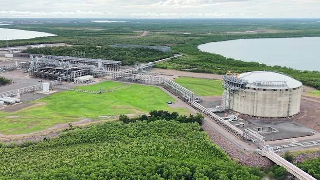 다윈LNG플랜트 LNG 저장탱크와 액화플랜트./사진=SK이노베이션