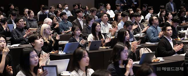 29일 서울 중구 신라호텔 다이너스티홀에서 열린 ‘헤럴드 기업포럼 2026’에서 참석자들이 박수치고 있다. 임세준 기자