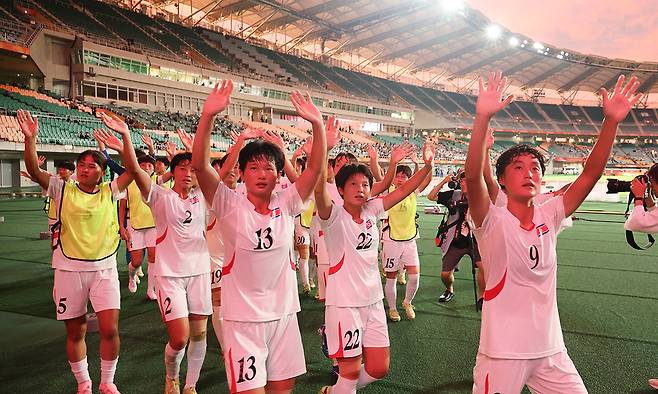지난 21일 일본 시즈오카현 후쿠로이시에서 열린 아이치·나고야 아시안게임 여자축구 예선에서 북한 선수들이 응원단에게 인사를 하고 있다. 뉴시스