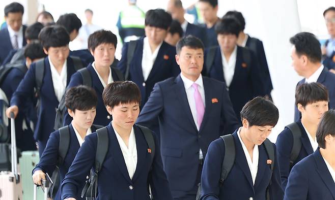 지난 5월 아시아축구연맹(AFC) 여자 챔피언스리그(AWCL) 출전을 위해 방남한 북한 내고향여자축구단 선수들이 인천국제공항 제1터미널을 통해 출국하고 있다. 세계일보 자료사진