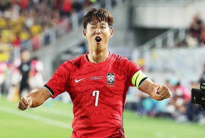 지난 24일 경기도 수원월드컵경기장에서 열린 축구 국가대표팀 평가전 대한민국과 에콰도르의 경기. 한국 두 번째 골을 넣은 손흥민이 기뻐하고 있다. 연합뉴스