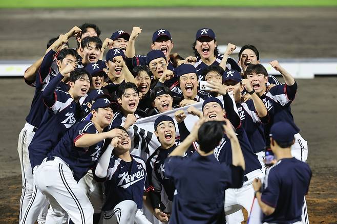 지난 27일 일본 아이치현 도요하시 시민구장에서 열린 2026 아이치·나고야 아시안게임 야구 결승전 대한민국과 일본의 경기에서 3대1 승리한 대한민국 선수들이 금메달을 차지한 뒤 기념촬영을 하고 있다. 도요하시=뉴스1