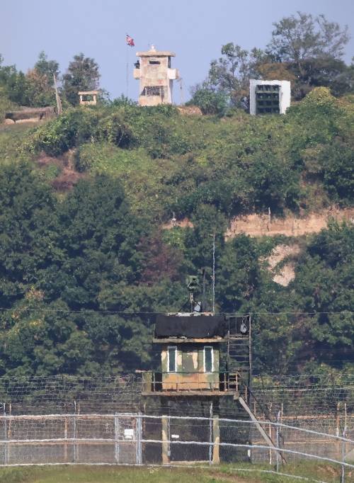 서부전선 비무장지대(DMZ)에서 우리 군 장병들이 다친 지뢰 폭발 사고 원인이 북한군이 매설한 지뢰일 가능성이 매우 높다는 군의 판단이 나온 가운데 29일 경기 파주 접경지역에서 마주보고 있는 남과 북의 초소에 긴장감이 감돌고 있다. 뉴스1