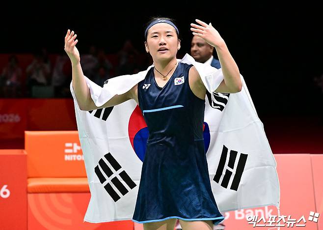 세계랭킹 1위 안세영은 29일(한국시간) 일본 아이치현 이치노미야시의 이치노미야 시립체육관에서 열린 2026 아이치·나고야 하계아시안게임 배드민턴 여자단식 결승에서 일본의 야마구치 아카네(세계랭킹 3위)를 게임스코어 2-0(21-17 21-9)으로 꺾고 금메달을 목에 걸었다. 이날 이용대 SBS 해설위원이 1게임 초반 심판 판정의 의문을 드러내기도 했지만 안세영은 평정심을 유지하면서 아시안게임 여자 단식 최초 2연패라는 새로운 역사를 썼다. 일본 이치노미야, 김한준 기자