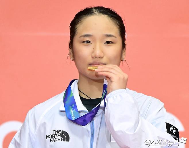 세계랭킹 1위 안세영은 29일(한국시간) 일본 아이치현 이치노미야시의 이치노미야 시립체육관에서 열린 2026 아이치·나고야 하계아시안게임 배드민턴 여자단식 결승에서 일본의 야마구치 아카네(세계랭킹 3위)를 게임스코어 2-0(21-17 21-9)으로 꺾고 금메달을 목에 걸었다. 이날 이용대 SBS 해설위원이 1게임 초반 심판 판정의 의문을 드러내기도 했지만 안세영은 평정심을 유지하면서 아시안게임 여자 단식 최초 2연패라는 새로운 역사를 썼다. 일본 이치노미야, 김한준 기자