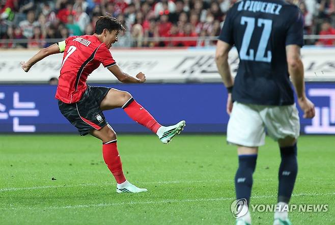 손흥민 슛 (서울=연합뉴스) 신준희 기자 = 28일 서울월드컵경기장에서 열린 축구 대한민국과 우루과이의 평가전.
한국 손흥민이 슛을 하고 있다. 2026.9.28 hama@yna.co.kr