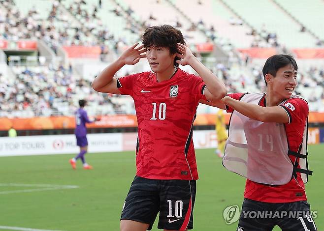 배준호의 역전골! (오사카=연합뉴스) 김성민 기자 = 30일 일본 오사카 나가이 스타디움에서 열린 2026 아이치·나고야 아시안게임 남자 축구 준결승 대한민국과 중국의 경기. 후반전 역전골을 넣은 한국 배준호가 세리머니를 하고 있다. 2026.9.30 ksm7976@yna.co.kr