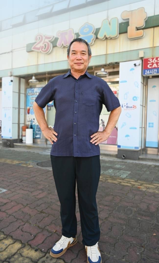 자신의 상점 앞에 선 차평근 사천지역시민봉사단 후원회장. /이영호 기자