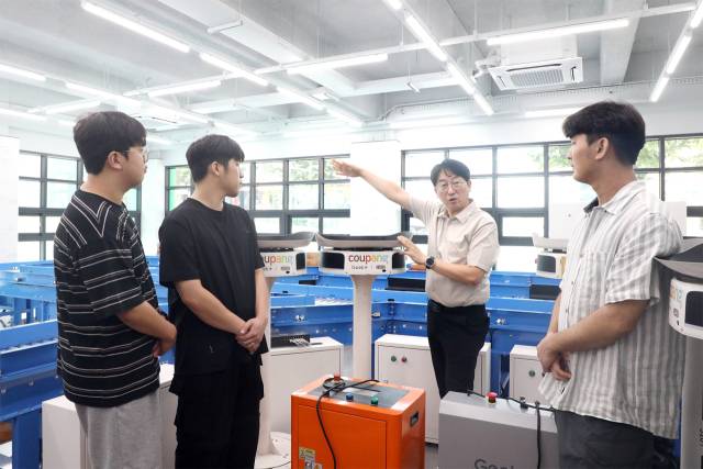 성금길 교수가 AI물류교육센터에서 학생들에게 AI 기반 물류자동화 시스템을 설명하고 있다. 영남이공대 제공