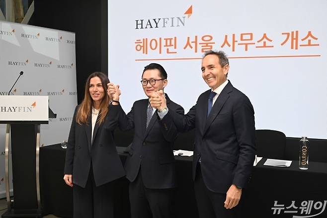 (왼쪽부터)리사 립스키 헤이핀 캐피탈 글로벌 고객 커버리지 공동총괄, 카를로스 플라 프라이빗 크레딧 포트폴리오 운용총괄, 최시진 서울사무소 대표 겸 파트너 솔루션 부문 디렉터가 1일 오전 서울 콘래드호텔에서 열린 한국 사업전략 및 글로벌 사모대출 시장 전망 기자간담회에서 기념촬영을 하고 있다. 사진=강민석 기자
