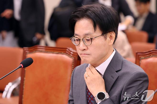 김정관 산업통상부 장관이 22일 오전 서울 여의도 국회에서 열린 산업통상자원중소벤처기업위원회 전체회의에서 '대한민국과 미합중국 간 전략적투자의 운영 및 관리를 위한 특별법'에 따른 대미투자 사전보고를 하기 전 자료를 살펴보고 있다. 2026.9.22 ⓒ 뉴스1 황기선 기자