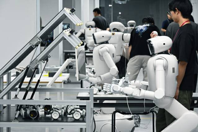 LG전자 클로이드가 세탁기 제조 공정에서 데이터를 학습하고 있다. (사진=LG전자)