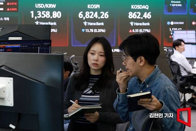 코스피 지수가 전 거래일 대비 전 거래일 대비 23.55p(0.34%) 내린 6814.49으로 장을 시작한 1일 서울 중구 하나은행 본점 딜링룸에서 직원들이 업무하고 있다. 2026.10.1 김현민 기자