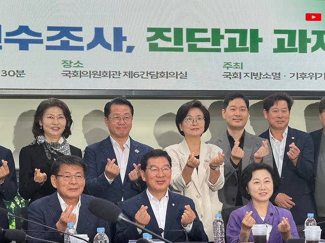1일 오전 국회에서 농업혁신포럼이 '농지전수조사, 진단과 과제'를 주제로 조찬 세미나를 열고 기념촬영을 하고 있다./이건 기자