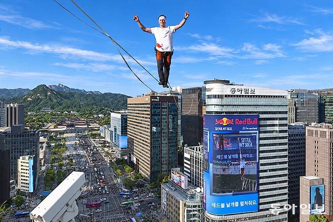 얀 루스가 1일 광화문네거리 약 120m 상공에서 슬랙라인 왕복에 성공한 뒤 출발선으로 돌아오고 있다. 양회성 기자 yohan@donga.com