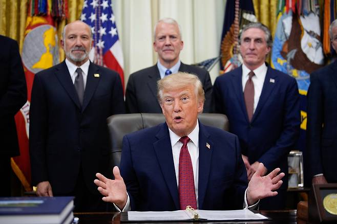 〈YONHAP PHOTO-1717〉 President Donald Trump speaks during an announcement in the Oval Office of the White House in Washington on September 30, 2026. The Trump Administration announced South Korea will invest $54 billion toward the Alaska Liquefied Natural Gas (LNG) project as part of a broader $200 billion investment in U.S. energy projects. Photo by Yuri Gripas/UPI/2026-10-01 06:17:17/ 〈저작권자 ⓒ 1980-2026 ㈜연합뉴스. 무단 전재 재배포 금지, AI 학습 및 활용 금지〉