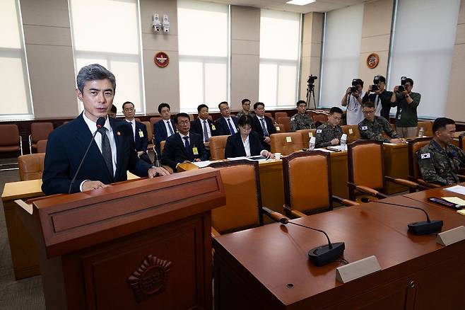 강신철 국방부 장관이 지난달 29일 서울 여의도 국회에서 열린 제439회 국회(정기회) 국방위원회 제4차 전체회의에 출석해 인사말 및 비무장지대(DMZ) 지뢰 추정 폭발 사고 관련 현안보고를 하고 있다. 뉴스1
