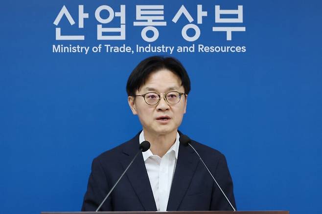 김정관 산업통상부 장관이 1일 정부세종청사에서 도널드 트럼프 미국 대통령이 발표한 한국의 대미 투자 프로젝트에 관해 설명하고 있다. 연합뉴스