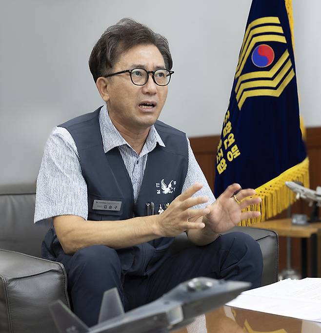 9월 8일 경남 사천시 한국항공우주산업(KAI) 노동조합 사무실에서 김승구 KAI 노조위원장이 기자의 질문에 답하고 있다. 박해윤 기자