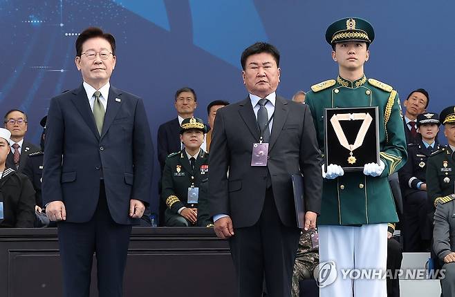 이재명 대통령, 고 김오랑 중령에게 훈장 (계룡=연합뉴스) 신준희 기자 = 이재명 대통령이 1일 충남 계룡대에서 열린 제78주년 국군의 날 기념식에서 고 김오랑 중령의 조카 김영진 씨에게 충무무공훈장을 수여한 후 기념촬영을 하고 있다. 2026.10.1 hama@yna.co.kr