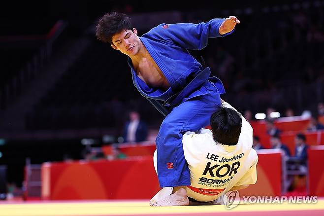 한국 이준환, 유도 남자 -81kg급 8강전 ‘승리’ (나고야=연합뉴스) 윤동진 기자 = 1일 일본 나고야 아이치 인터내셔널 아레나에서 열린 2026 아이치·나고야 아시안게임 유도 남자 -81kg급 8강. 한국 이준환이 홍콩 리궉윙을 상대하고 있다. 2026.10.1 mon@yna.co.kr