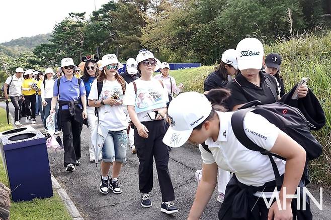 박성현 팬클럽 남달라 회원들이 경기를 지켜보고 있다.