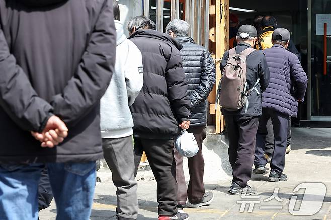 서울 종로구 탑골공원 인근 무료급식소 앞에 어르신들이 길게 줄을 서 식사 차례를 기다리고 있다. ⓒ 뉴스1 민경석 기자