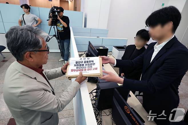 광주지방중대범죄수사청이 출범한 2일 오전, 광주 북구 중흥동 소재의 광주지방중대범죄수사청에서 조영문 민원인이 제1호 민원을 접수하고 있다 2026.10.2 ⓒ 뉴스1 조수민 기자