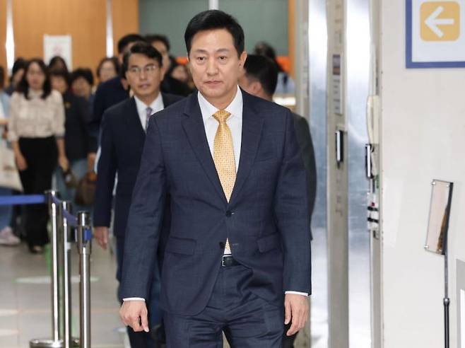 오세훈 서울시장이 2일 서울 서초구 서울고등법원에서 열리는 명태균 여론조사 의혹 사건 항소심 결심공판에 출석하고 있다. 연합뉴스