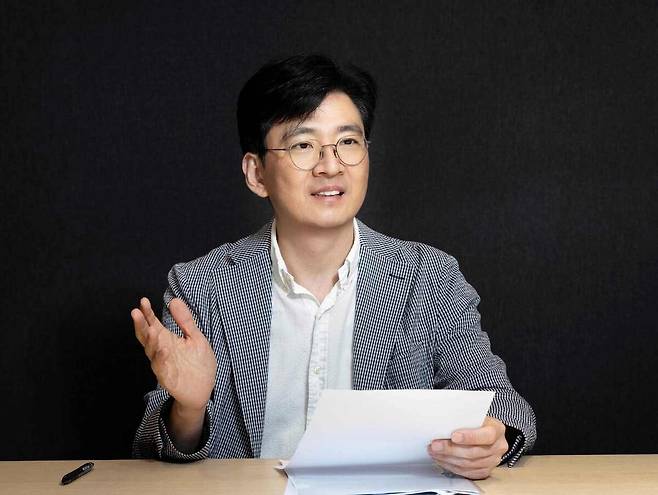 건강한겨레는 지난 14일 세계폐암학회(WCLC 2026) 현장에서 엄상원 삼성서울병원 호흡기내과 교수와 인터뷰했다. 엄 교수는 최근 ‘니케(NIKE) 연구’를 통해 국내 비흡연 여성 폐암 환자의 가장 중요한 위험요인이 부모·형제자매·자녀 등 1촌 가족의 폐암 가족력이라는 점을 확인했다. 최지현 기자 jhchoi@hani.co.kr