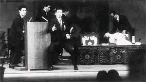 1974년 8월 15일 광복절 기념식에서 박정희 대통령이 연설하는 동안 총격이 시작됐고 육영수 여사는 쓰러졌다. 중앙일보DB