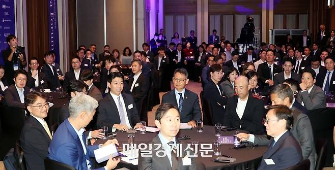 한인금융인협회(KFS)가 1일 서울 신라호텔에서 ‘2026 KFS 코리아포럼’을 개최했다. 마크 김 KFS 회장, 허장 재정경제부 2차관, 손태장 미슬토 창업자(앞 테이블 왼쪽 셋째부터) 등이 담소를 나누고 있다. 김재훈 기자