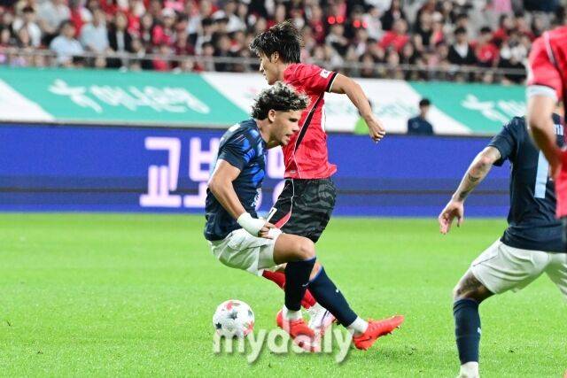 대한민국 축구 국가대표팀 김민수가 28일 오후 서울월드컵경기장에서 진행된 '하나은행 초청 친선경기' 우루과이와의 경기에서 돌파를 하고 있다./마이데일리 DB