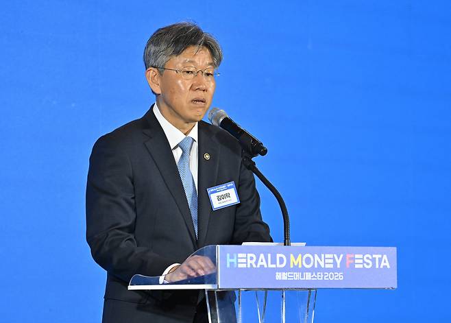 김이탁 국토교통부 1차관이 2일 오전 서울 중구 동대문디자인플라자에서 열린 헤럴드 머니페스타 2026 개막식에서 축사를 하고 있다. 올해로 3회째를 맞이한 ‘헤럴드머니페스타 2026’의 주제는 ‘머니 리밸런싱(Money Rebalancing·다시 맞추는 자산의 무게)’이다. 이번 행사에서는 국내 최고 전문가들이 투자 초심자부터 재테크 고수까지 다양한 계층을 대상으로 주식·부동산·금융상품·절세·가상자산을 총망라하는 재테크 정보를 제공한다. 임세준 기자