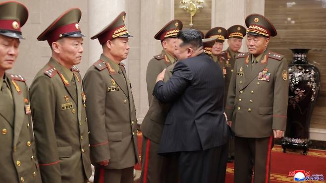 김정은, 러 파병부대 지휘관 격려 - 김정은 북한 국무위원장이 지난 20일 당 중앙위원회 본부청사에서 국가표창수여식 참석차 귀국한 해외작전부대 주요 지휘관들을 만났다고 조선중앙통신이 21일 보도했다. 사진 오른쪽에 김영복이 보인다. 2025.8.21 조선중앙통신 연합뉴스