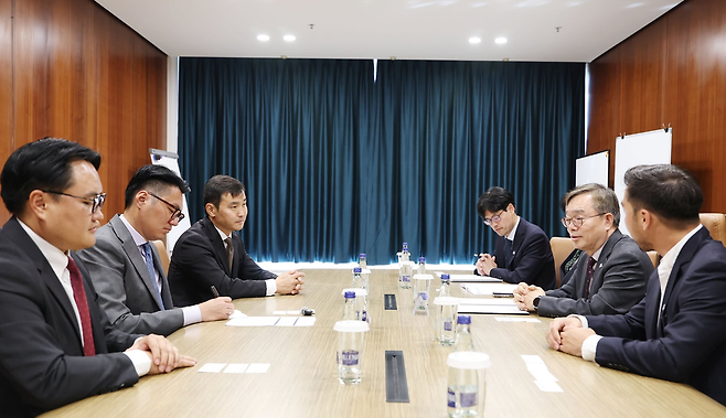 조승문 화성특례시 부시장(오른쪽 두번째)을 단장으로 몽골 교류 대표단이 지난달 22일 에르데네사이한 야담수렌 몽골 정부 중소기업청장과 기업교류 확대 회의를 하고 있다. ⓒ OBC 제공