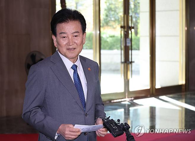 질문에 답하는 정동영 통일부 장관 (서울=연합뉴스) 안정원 기자 = 비무장지대(DMZ)에 매설된 북한 지뢰 폭발 사건과 관련해 유럽 출장을 단축, 귀국한 정동영 통일부 장관이 2일 서울 종로구 정부서울청사로 출근하며 취재진 질문에 답하고 있다. 2026.10.2 jeong@yna.co.kr