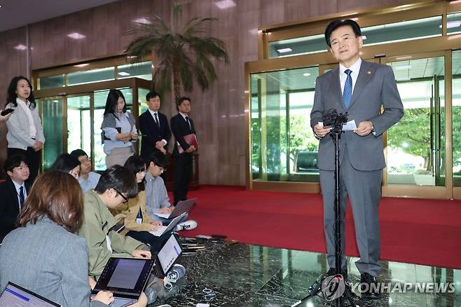 질의응답 하는 정동영 통일부 장관 (서울=연합뉴스) 안정원 기자 = 비무장지대(DMZ)에 매설된 북한 지뢰 폭발 사건과 관련해 유럽 출장을 단축, 귀국한 정동영 통일부 장관이 2일 서울 종로구 정부서울청사로 출근하며 기자들의 질문에 답하고 있다. 2026.10.2 jeong@yna.co.kr