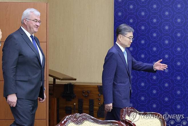 접견실 들어서는 한-우크라이나 외교장관 (서울=연합뉴스) 안정원 기자 = 조현 외교부 장관이 30일 오후 서울 종로구 정부서울청사 별관 외교부에서 방한 중인 안드리 시비하 우크라이나 외교장관과 만나 기념촬영을 위해 접견실로 들어서고 있다. 2026.6.30 jeong@yna.co.kr