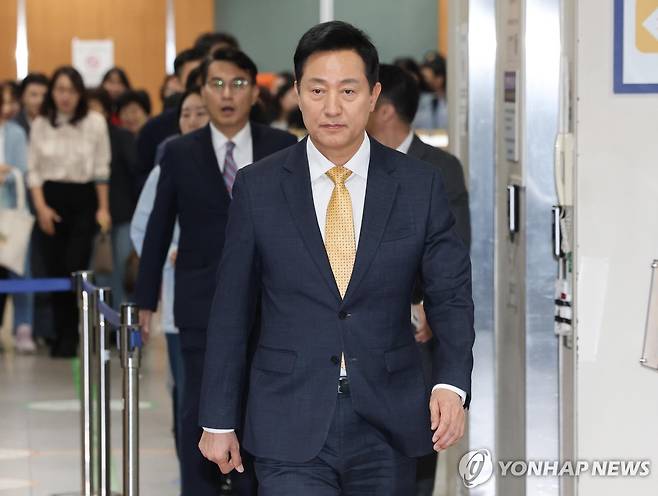 법정 향하는 오세훈 서울시장 (서울=연합뉴스) 이진욱 기자 = 오세훈 서울시장이 2일 서울 서초구 서울고등법원에서 열리는 명태균 여론조사 의혹 사건 항소심 결심공판에 출석하고 있다. 2026.10.2 cityboy@yna.co.kr