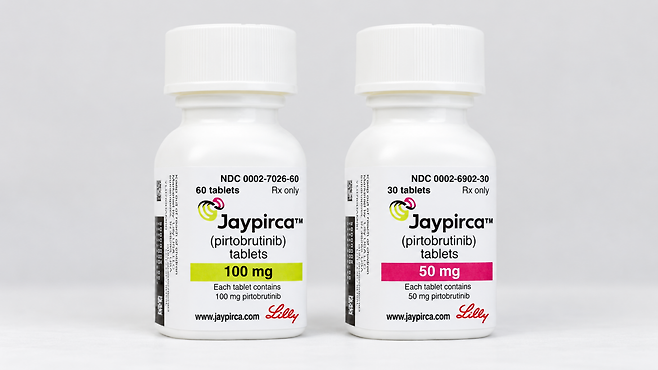 일라이 릴리의 혈액암 치료제 '제이퍼카(Jaypirca·퍼토브루티닙)' 50mg(오른쪽)과 100mg 제품을 합성한 모습. FDA는 2일(현지시간) 일부 만성 림프구성 백혈병(CLL)·소림프구성 림프종(SLL) 성인의 1차 치료로 제이퍼카 사용 범위를 확대 승인했다. 사진=일라이 릴리
