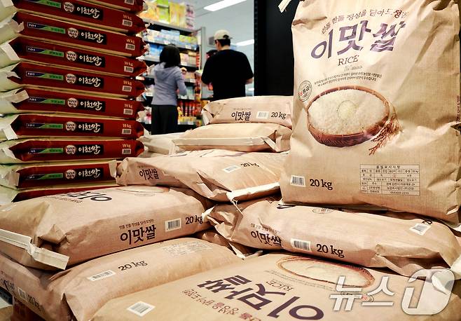 서울 시내의 한 대형마트에 쌀이 진열되어 있다. (사진은 기사 내용과 무관함) 2026.7.2 ⓒ 뉴스1 이호윤 기자