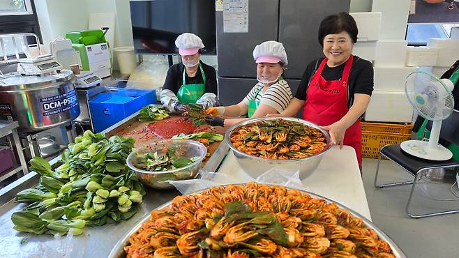 28일 경기 용인시 모현읍의 한 제조 공장에서 청경채 김치를 만들고 있다. /황채영 기자