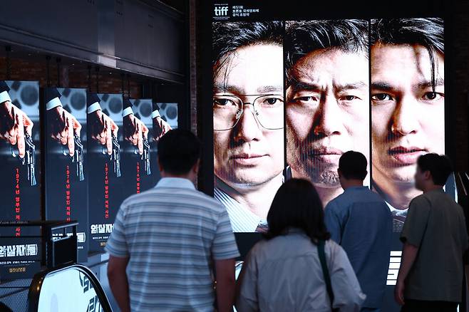 서울의 한 영화관에 걸린 영화 ‘암살자(들)’ 홍보물. 연합뉴스